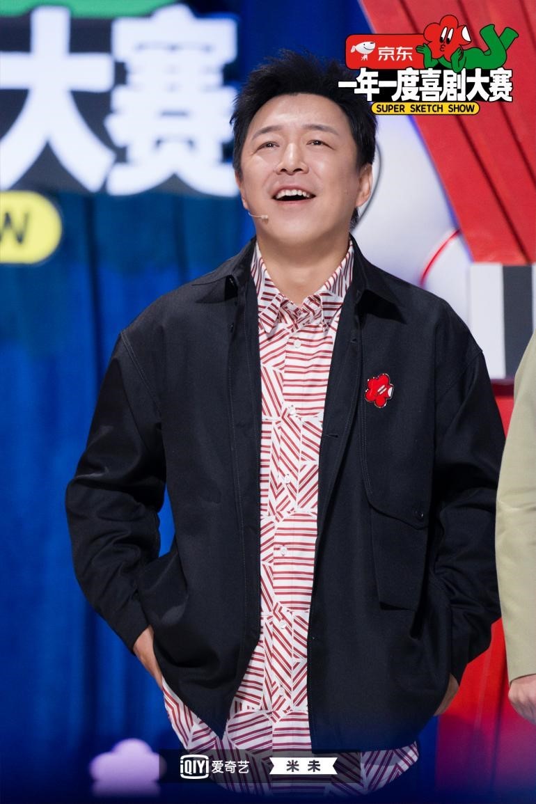 《一年一度喜剧大赛》定档10月15日 杨幂为于和伟送打call横幅