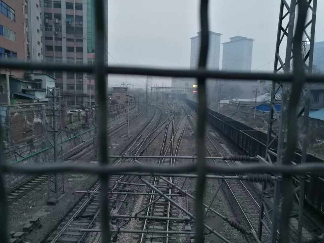 工业化在这片山河身上留下深深的痕迹。/ 石太铁路线