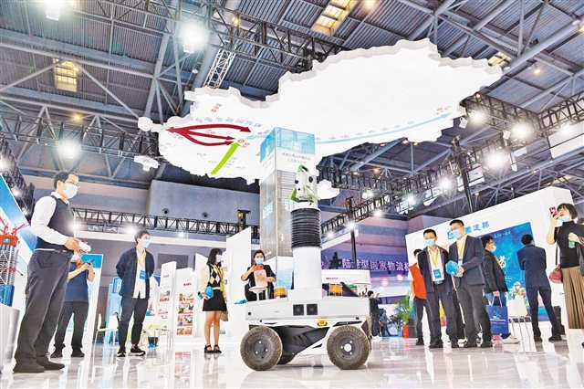 10月13日，2021中国西部(重庆)国际物流博览会现场，中建铁投集团自主研发的移动式高精度测量机器人吸引了不少参展商的关注。 记者 罗斌 摄
