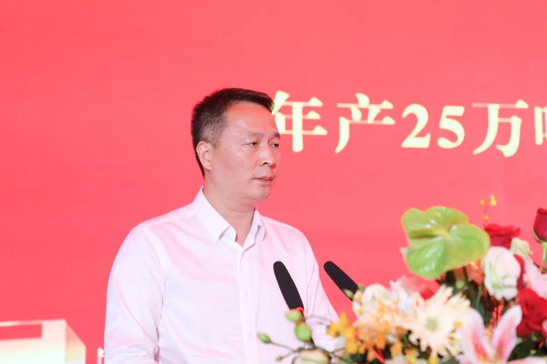 副县长姜兵主持仪式投产仪式结束后,参加仪式的人员到企业生产现场