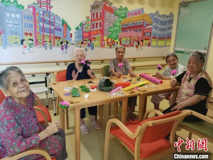广州市越秀区六榕街综合养老服务中心(颐康中心)为享受全托服务的社区长者举办手工花制作活动 广东省民政厅供图