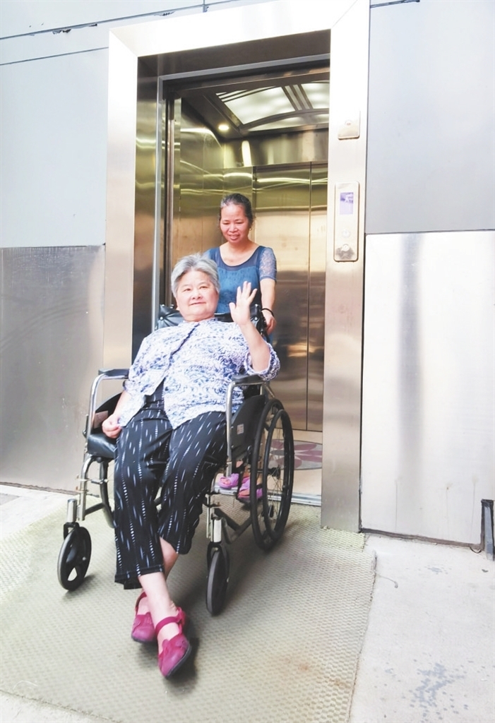 赣州市水利局宿舍小区,一名老人坐着轮椅出电梯.