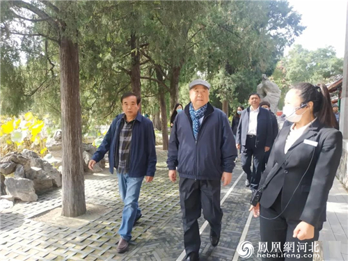 图3：参观古莲花池