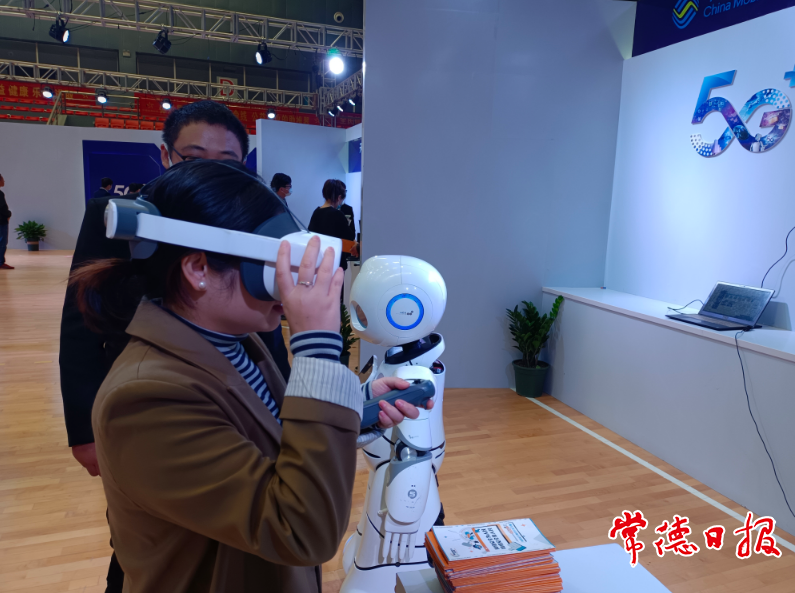 市民体验VR虚拟眼镜。