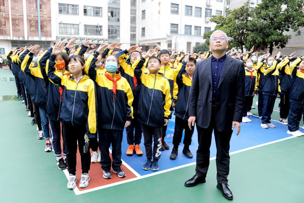 莘莘学子心 浓浓敬老意——合肥市第四十五中学举行重阳节主题升旗