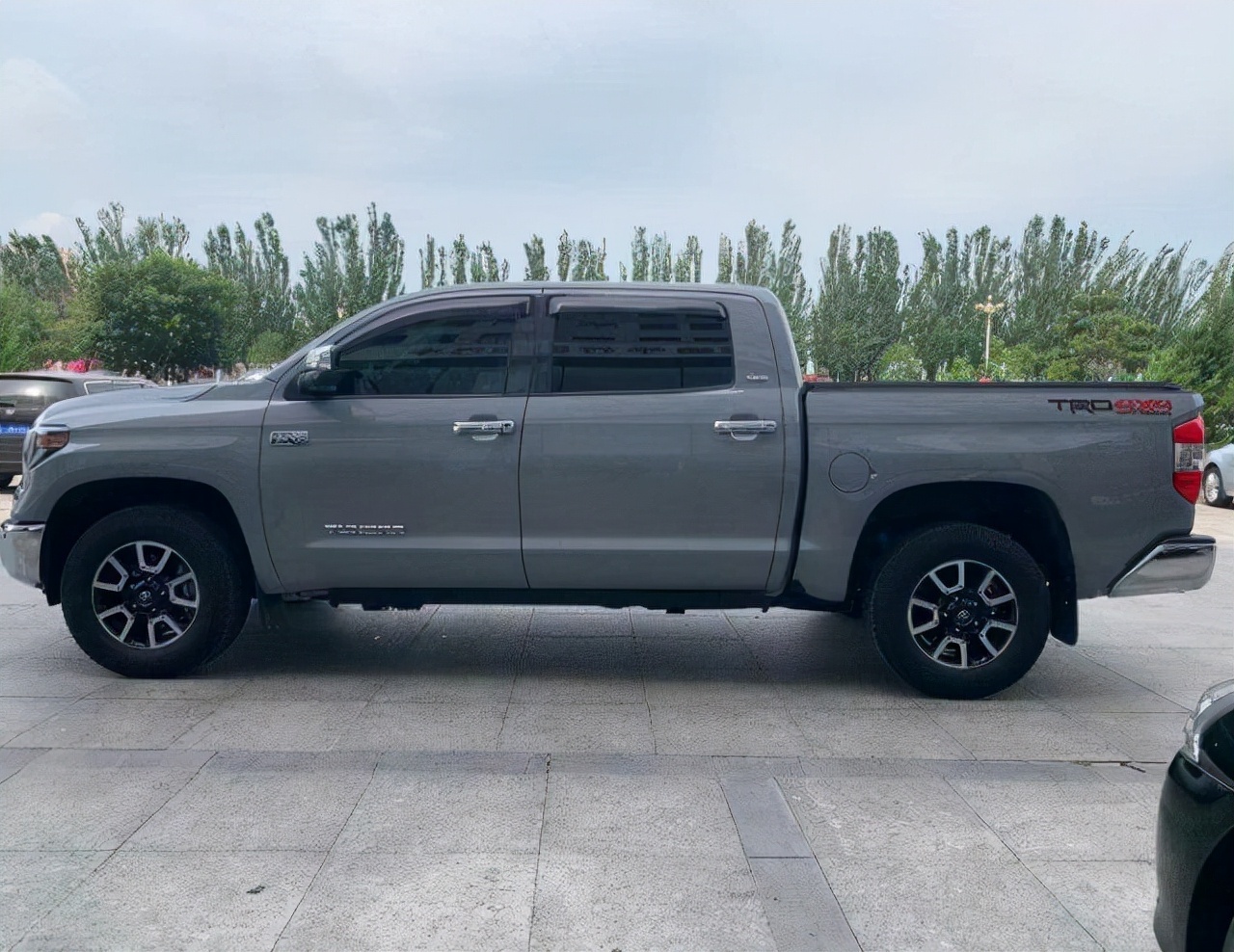 丰田坦途皮卡中的王者5.7升v8引擎报价