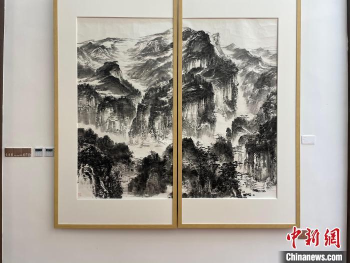 中国国家画院许钦松工作室山水画创作基地内一展品 王坚 摄