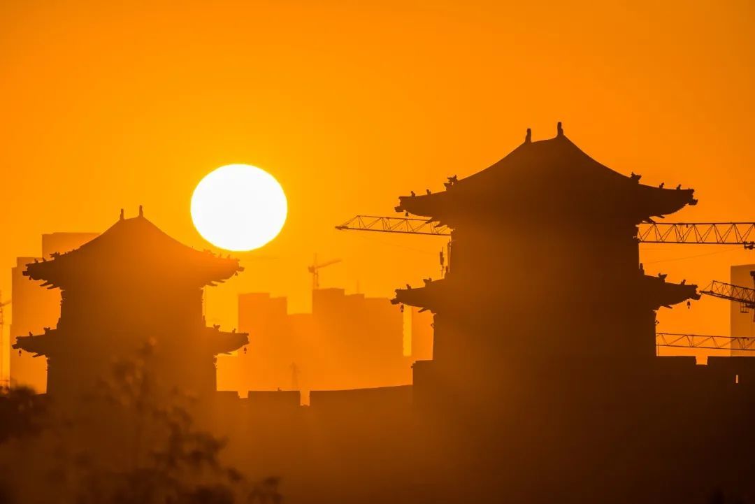 10月12日，山西大同古城日出。/视觉中国
