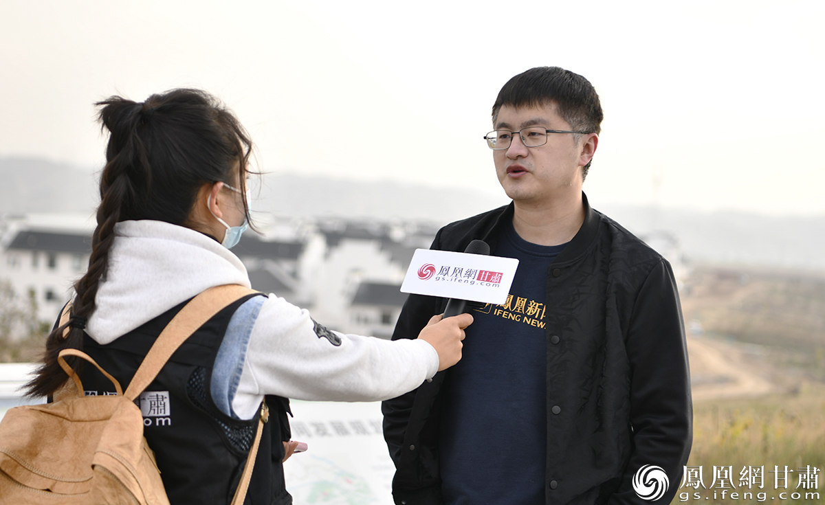 “凤行古道&middot;穿越千年——网络名人丝路行”主题宣传活动走进兰州新区，何健秋（右）认为兰州新区在过去十年间取得了巨大成就，实现了多方面平衡发展。李果繁 摄