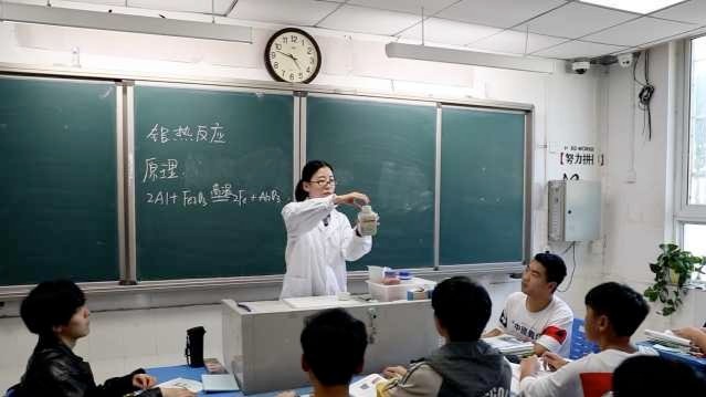 宝藏老师：化学老师用简易材料召唤“法老之蛇”，学生大呼神奇