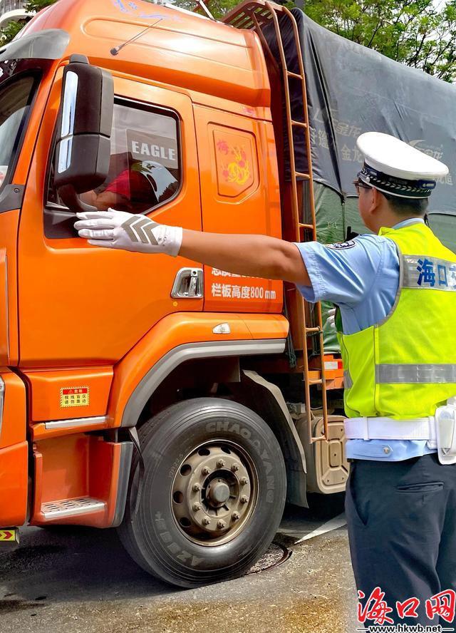 交警開展港區周邊道路交通疏導.(海口公安交警供圖)