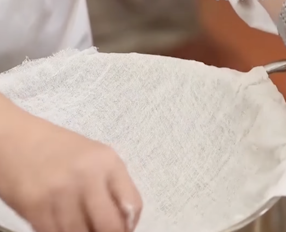 取一块干净的夏布浸到透湿铺入蒸笼内 cctv图