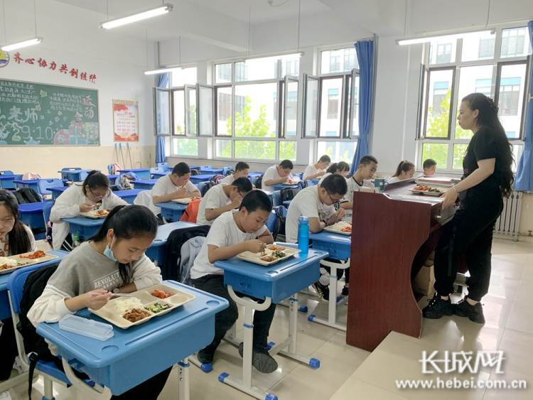 副校长刘立捷介绍,学生们所食用的午餐由家委会选定配餐企业进行配送