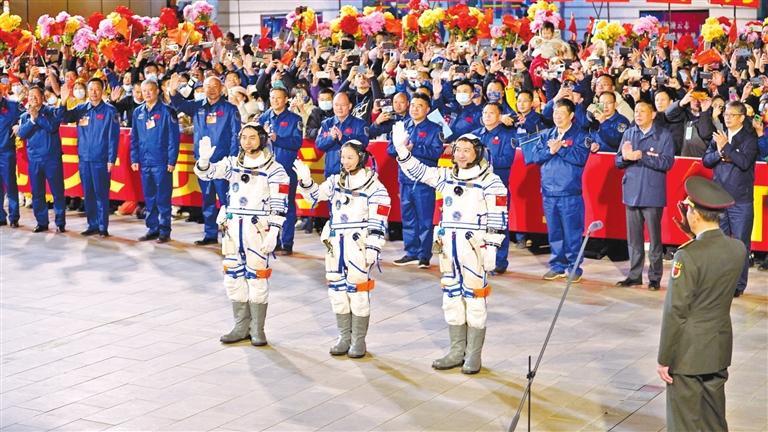 10月15日晚,神舟十三號載人飛行任務航天員乘組出征儀式,在酒泉衛星