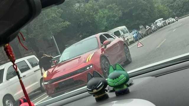 极氪001街头突发断电！车辆稳定性遭质疑