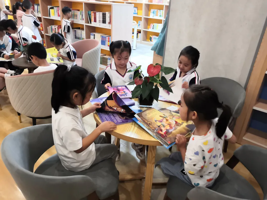 孩子们在阅读