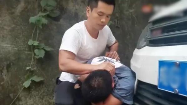 男子在商场女厕所偷窥后逃跑，外卖小哥骑车载民警追捕_凤凰网视频_凤凰网