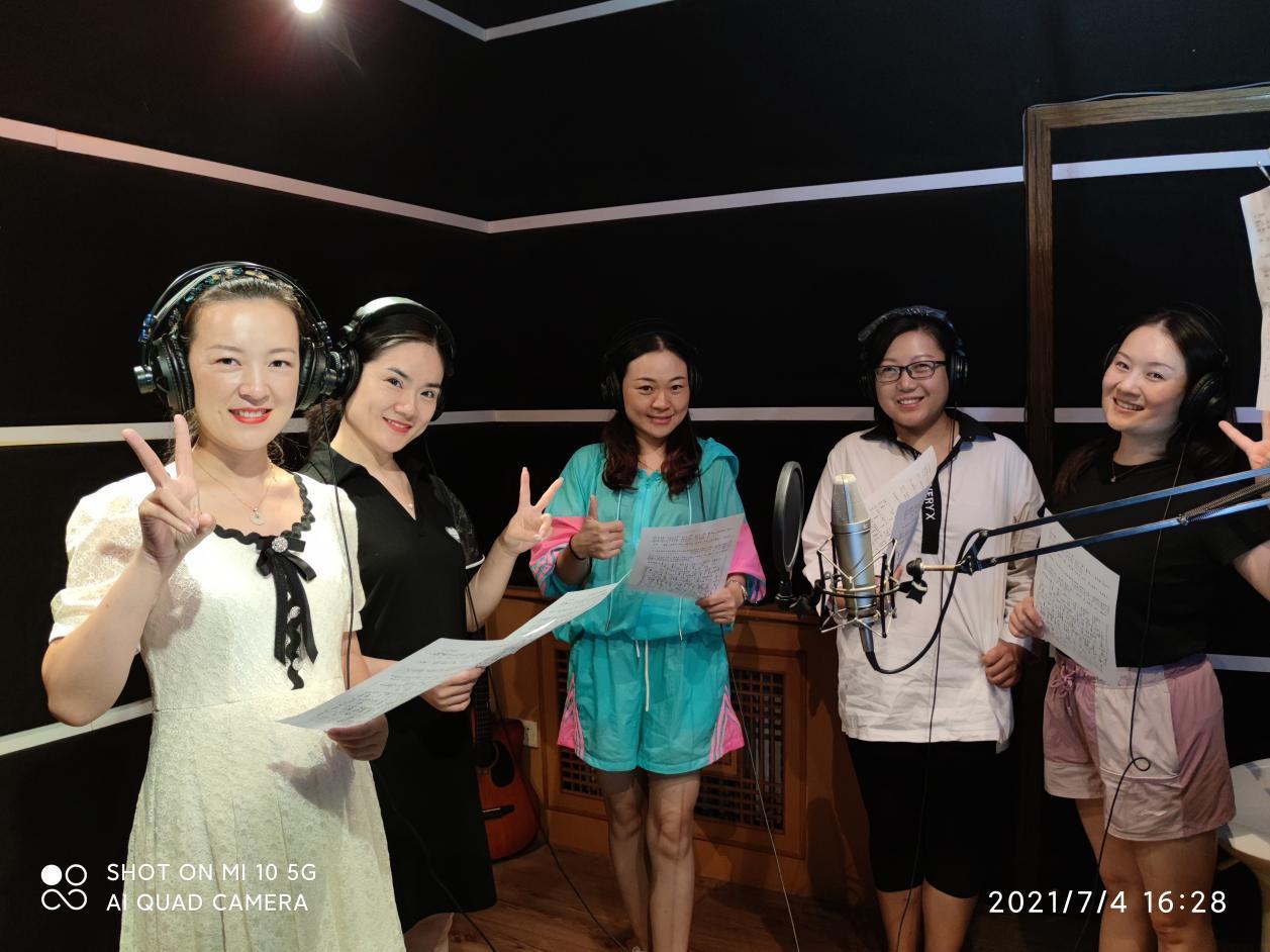 黄河艺术团五朵金花留影录音棚