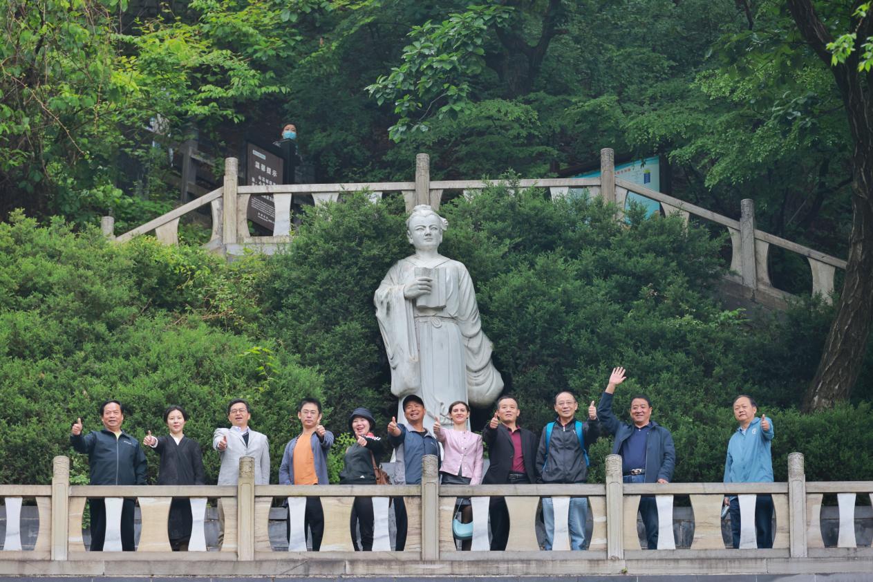 2021首届中外诗人采风团留影于云台山茱萸峰王维雕像