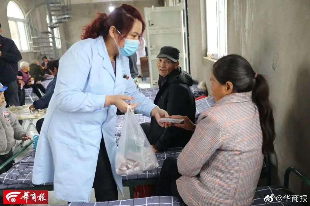 工作人员为安置点老人送上物资 图源/华商报
