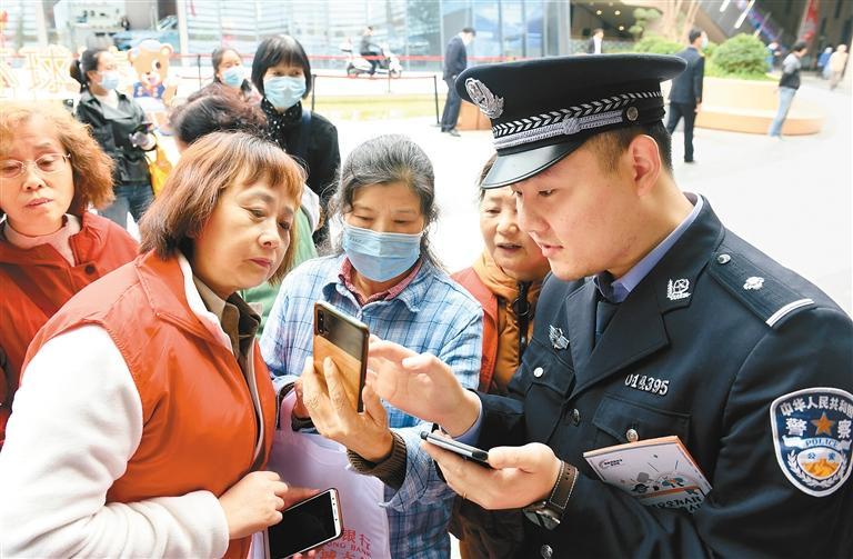 10月10日，2021年西安市新城区第八届国家网络安全宣传周暨“双10&middot;心诚服务”活动启动，活动现场通过文艺节目、网络安全实例演示、网络安全知识有奖竞答、宣读网络文明倡议书等形式，向广大群众发出安全上网、文明上网的倡议，鼓励广大网民共筑网络安全防线。图为公安新城分局网络安全保卫大队民警为群众讲解网络安全知识。　　（记者 雷伟东 摄）