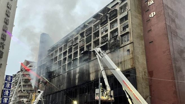 高雄火灾致46死41伤 疑似情侣吵架女友乱扔香灰引发