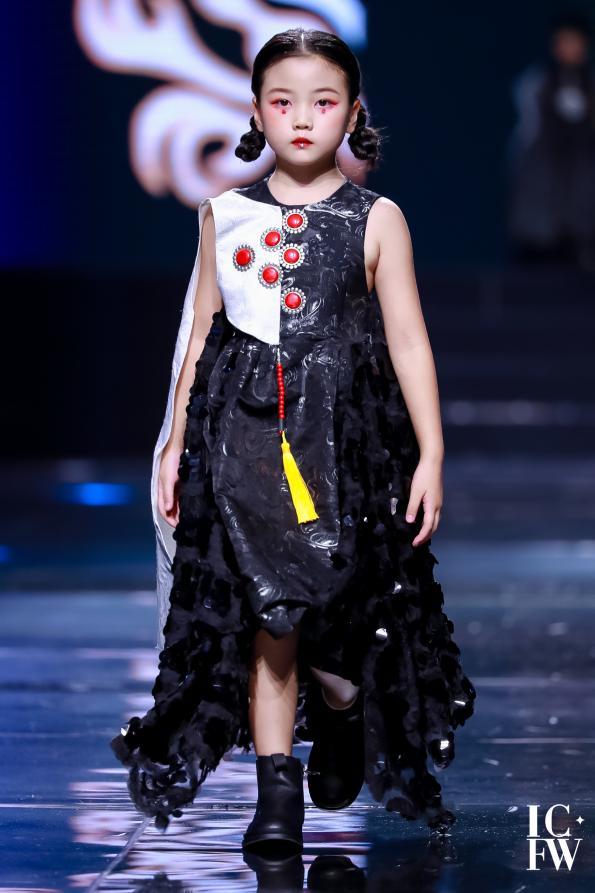龍雲傳携少年牧童系列 亮相2021西南国际少儿时装周