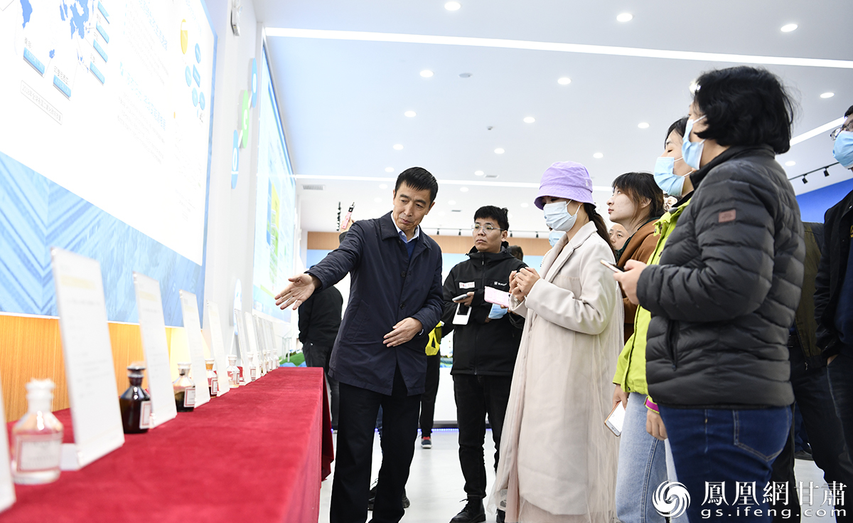 兰州新区绿色化工园区企业生产的精细化工产品引起媒体人强烈兴趣 李果繁 摄