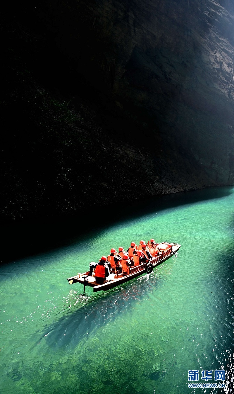 图为湖北鹤峰县屏山峡谷,舟行水上如悬浮空中,美景如诗如画.