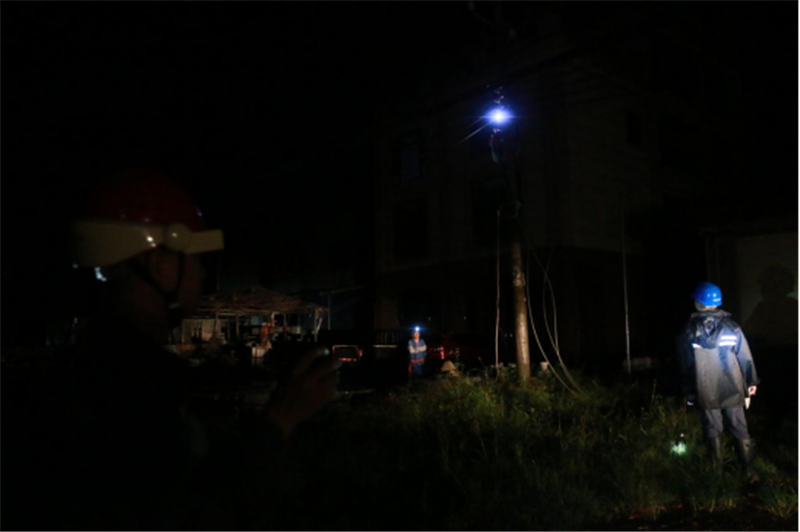 10月13日晚，南方电网海南琼海供电局在做好安全措施后，紧急对台风“圆规”影响的线路进行恢复送电。卢传隆 摄
