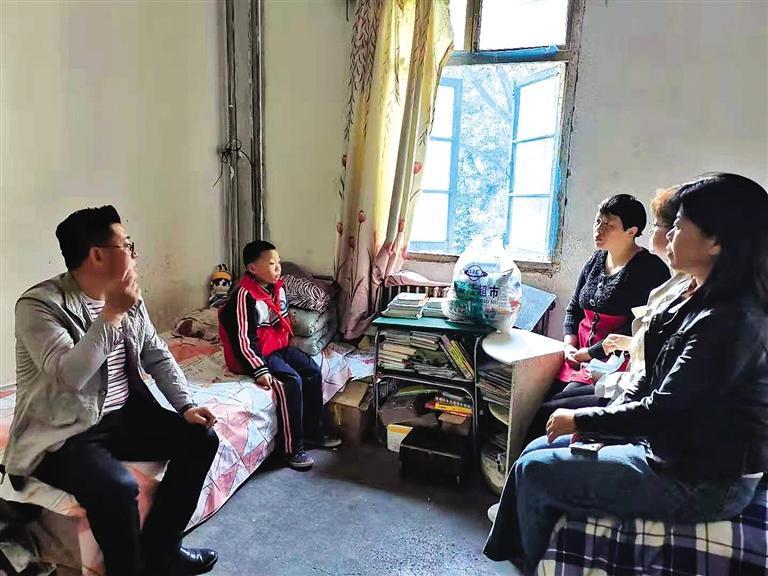 好心人看望魏彩虹(左三)与儿子