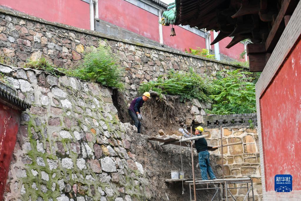 图为10月12日，工作人员在修缮太原市晋祠博物馆的护坡岩体。（新华社记者 曹阳 摄）