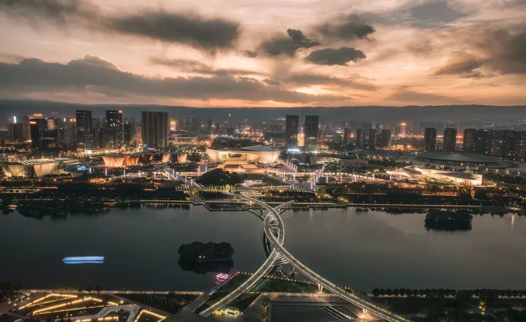 夜色中的省城太原。 / 图虫创意