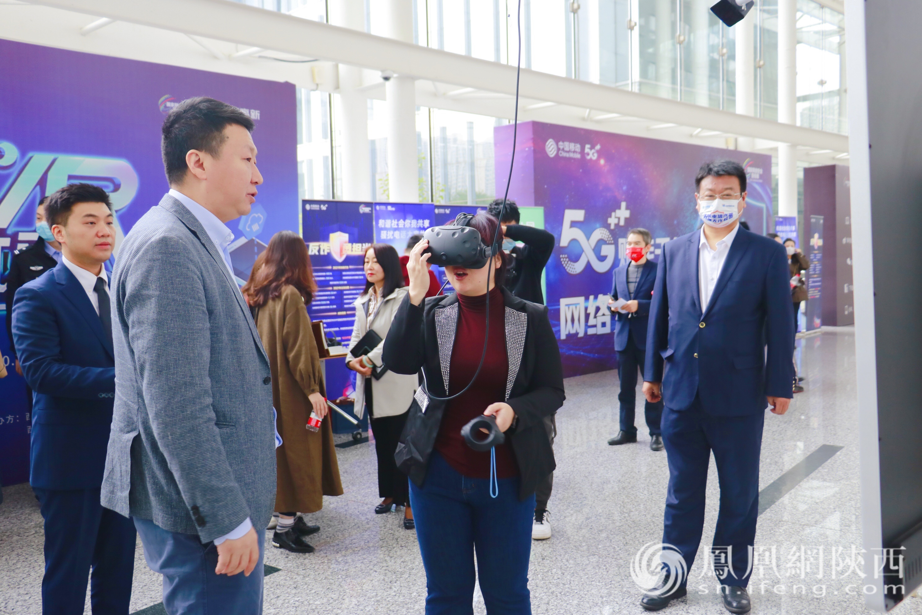 与会人员参与VR互动体验