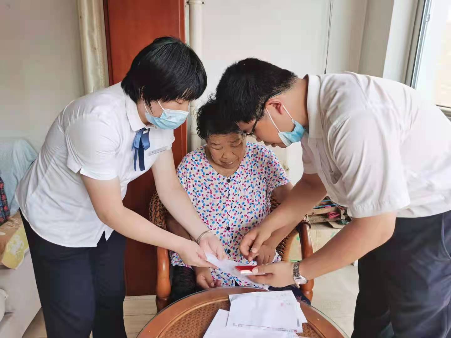 青岛农商银行倾情为老年客户办实事