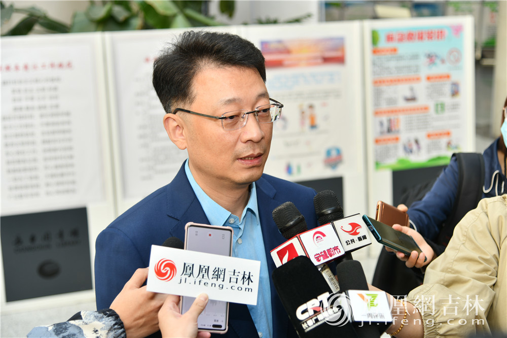 长春市图书馆馆长金勇接受媒体采访.