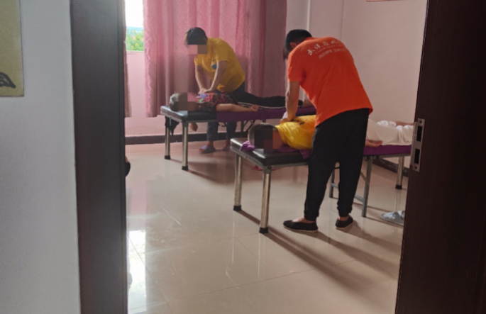 学员们躺在按摩床上体验原始点的按推手法。 新京报记者刘瑞明 摄