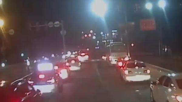 遇晚高峰消防车拉响警报，路上车辆主动避让