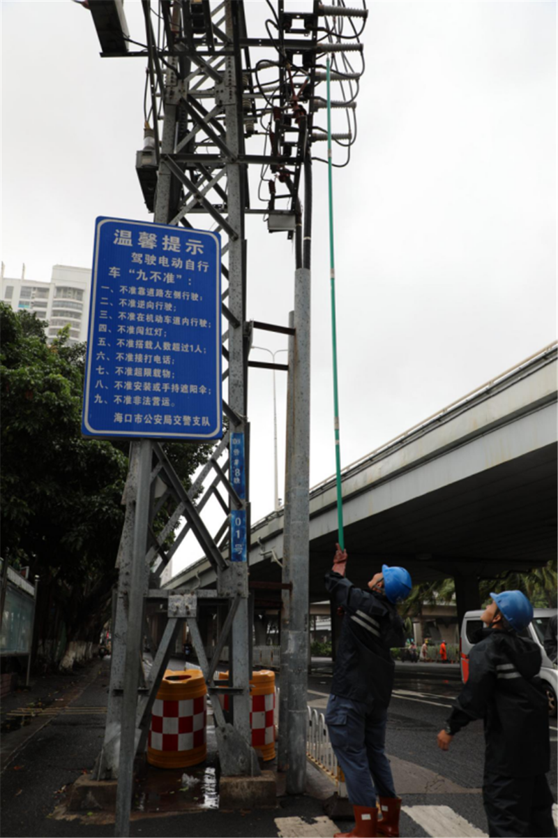 南方电网海南海口供电局工作人员对海口市义龙西路的故障线路进行抢修。杨永光 摄