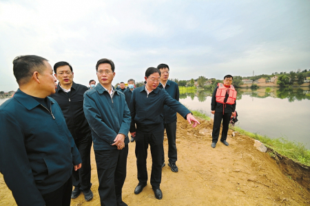 10月10日，省委副书记、省长蓝佛安来到稷山县汾河南岸稷峰镇下费泄滞洪区，察看水情水势，了解群众撤离安置、农作物和农房受灾等情况。