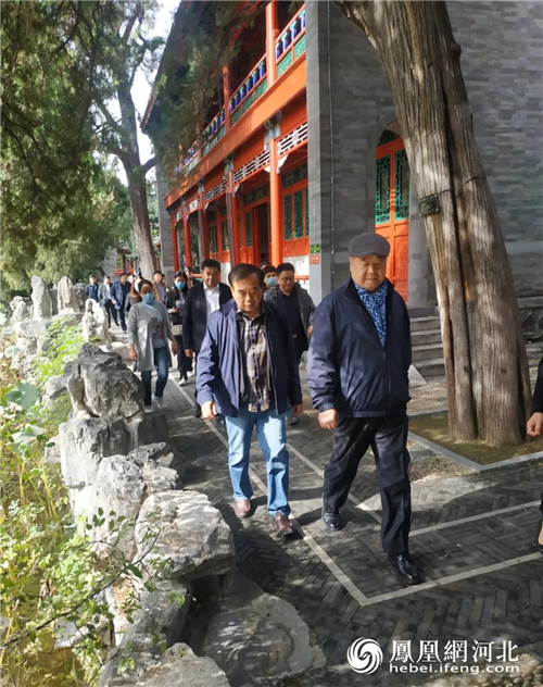 图7：参观古莲花池