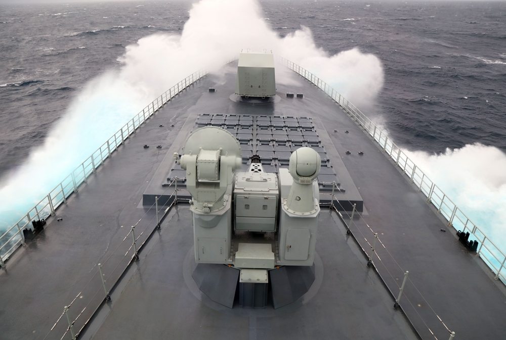 参加中俄“海上联合-2021”演习的中国海军南昌舰在日本海劈波斩浪。 