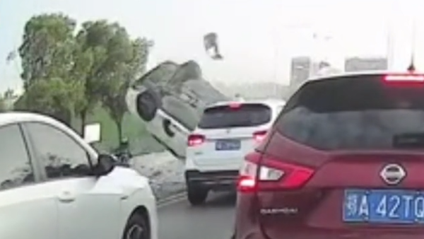 武汉藏龙大桥发生车祸，一奔驰车腾空翻起