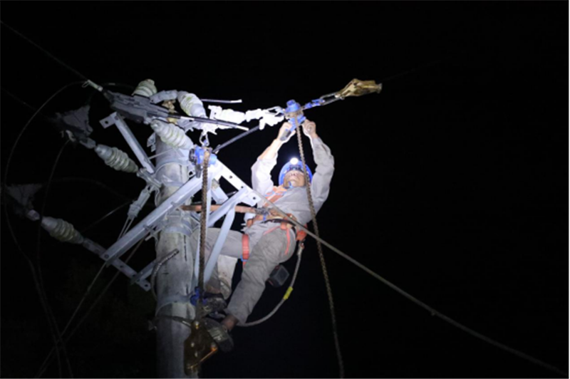 10月13日夜间，南方电网海南海口供电局工作人员对10千伏太塘支线开展抢修复电工作。杨永光 摄