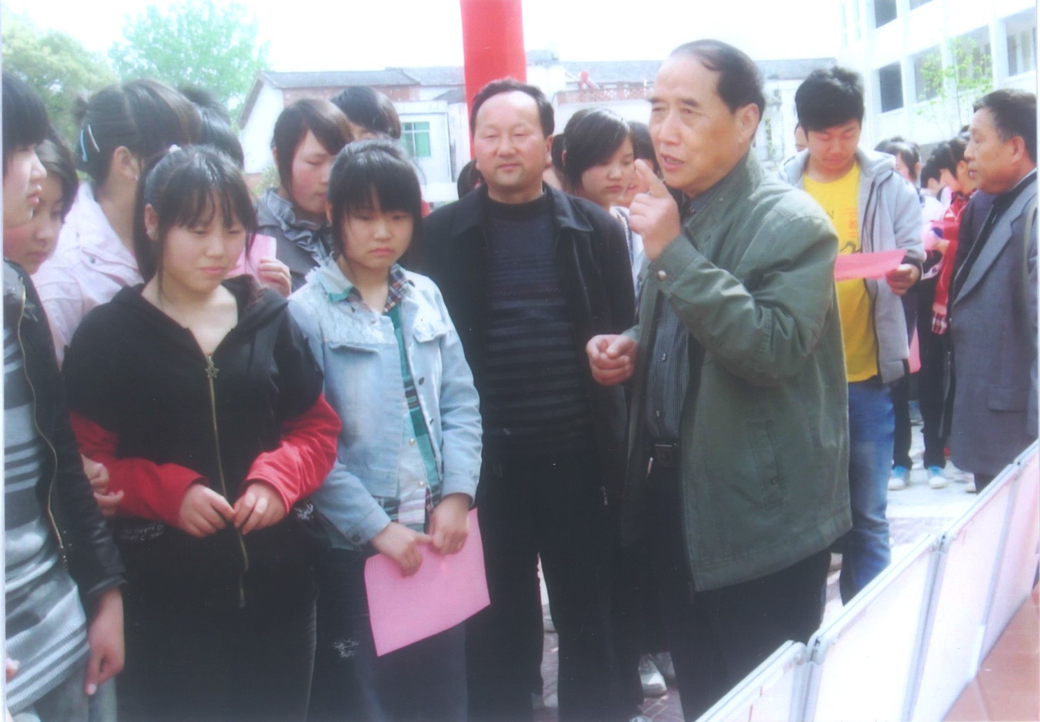 王中裕教授每年都要到中小学校去进行爱鸟、护鸟宣传