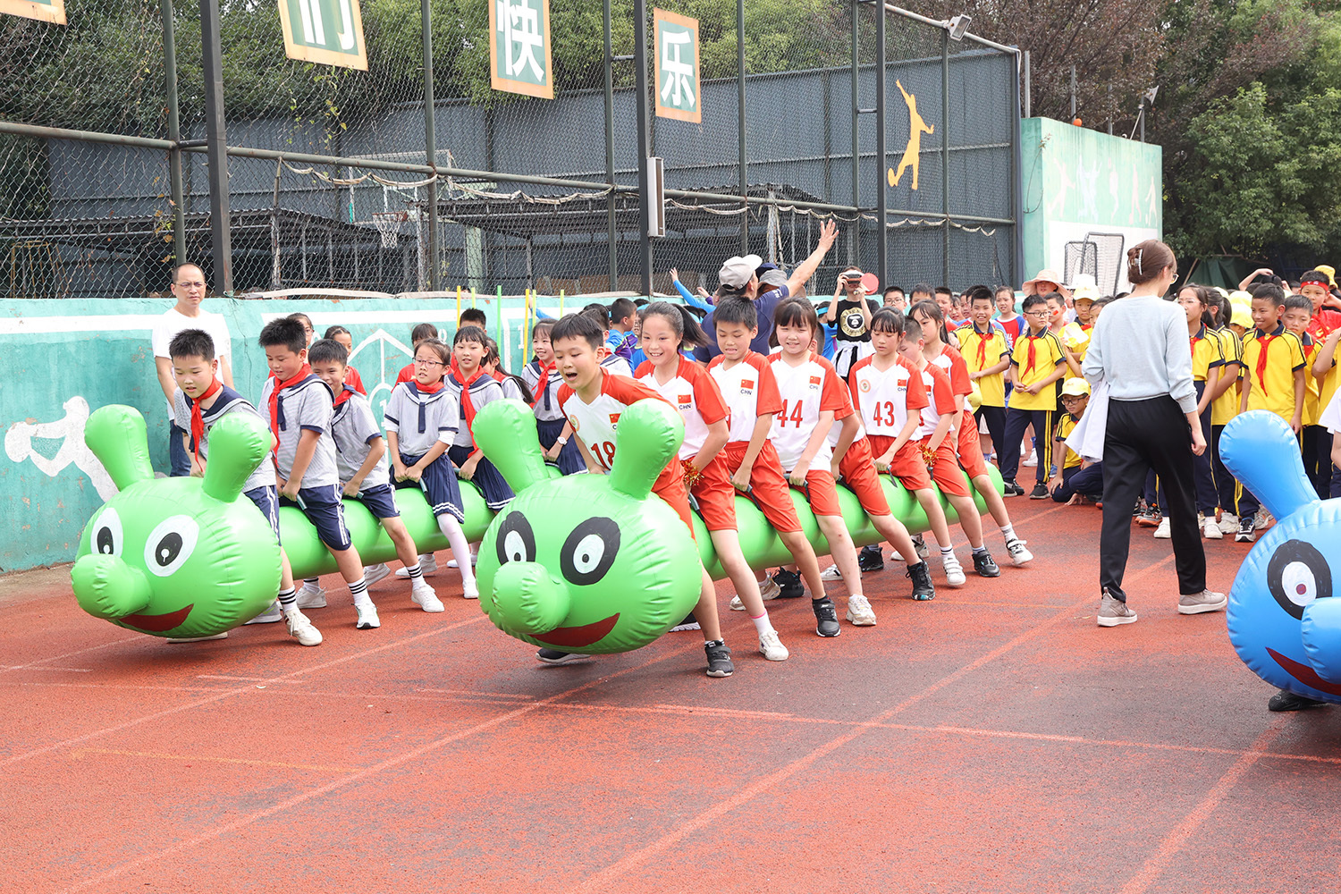 正在进行"毛毛虫比赛"的学生们