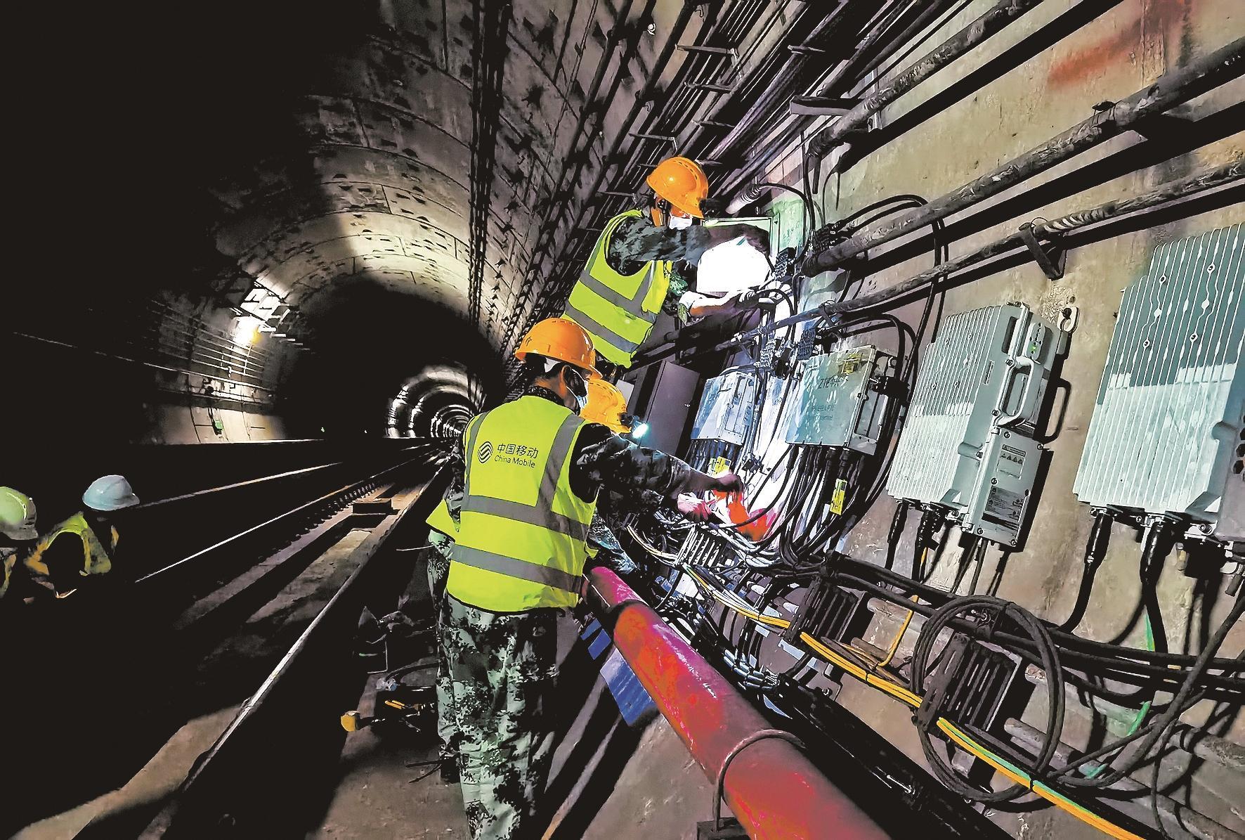 资讯 凤眼观楚 正文原标题:武汉地铁全面迈入5g时代 工人在隧道里安装