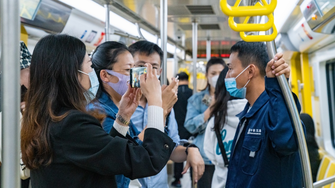 市民代表、媒体记者试乘1号线列车