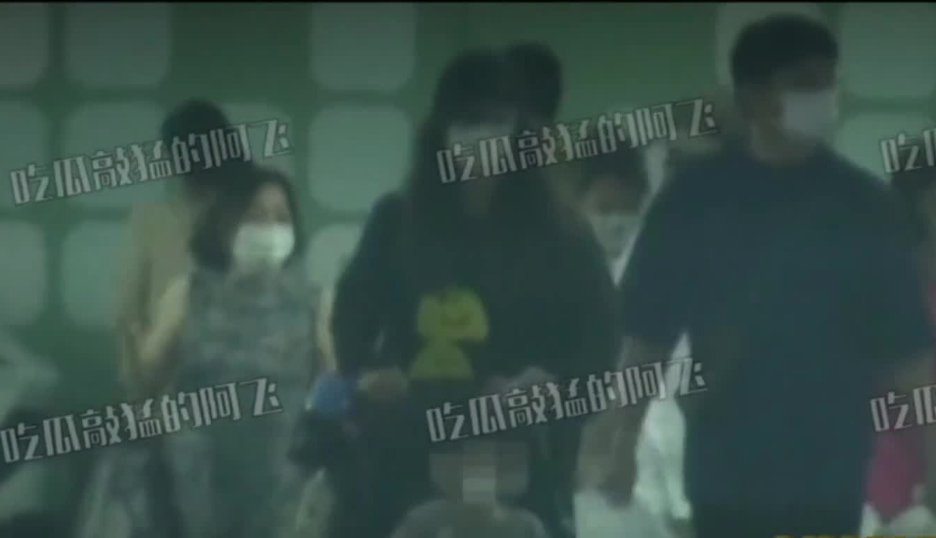 吴奇隆刘诗诗带孩子逛街 挽手相伴超幸福