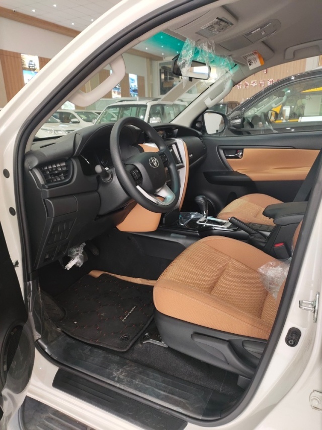 20款丰田穿越者2700国五现车颜色可选